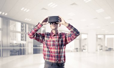 Sanal gerçeklik kulaklığı olan adam. 