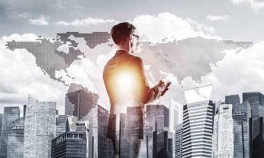 elinde günlüğü ile zarif işadamı