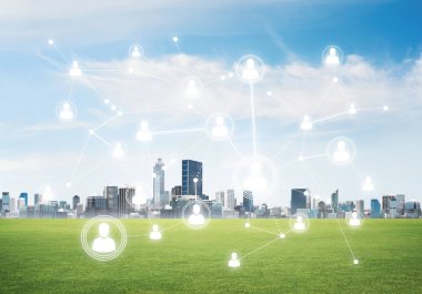 Yeşil çim ve ekranda sosyal bağlantı kavramı ile modern cityscape