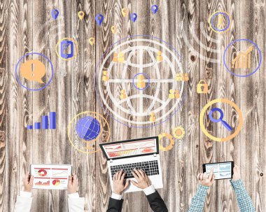 Bir grup ellerinde aygıtlarla üç insan