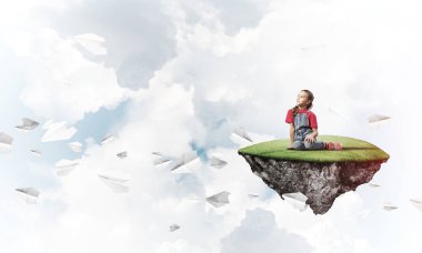 sevimli gülümseyen kız  