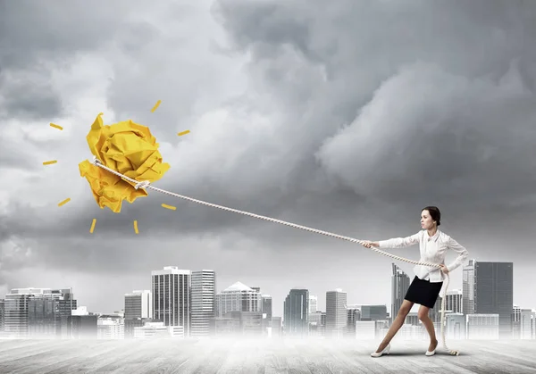 Mujer al aire libre y creciente bola de papel — Foto de Stock