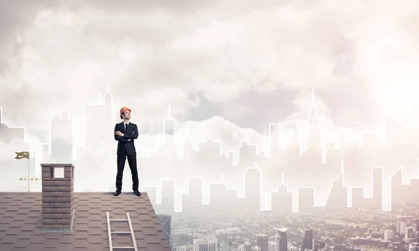 Biznesmen, stojących na krawędzi dachu — Zdjęcie stockowe
