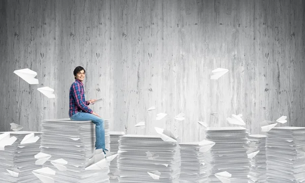 Gündelik giysili genç adam. 