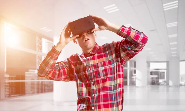 Sanal gerçeklik kulaklık ile genç adam 
