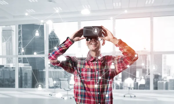 Man met virtual reality headset — Stockfoto