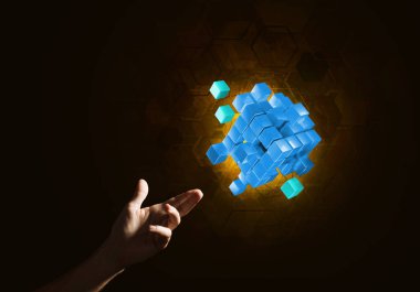 küp şekil tutan el 