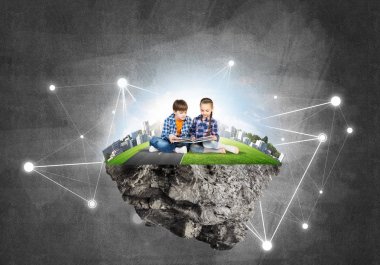  yüzen ada ve çocuk