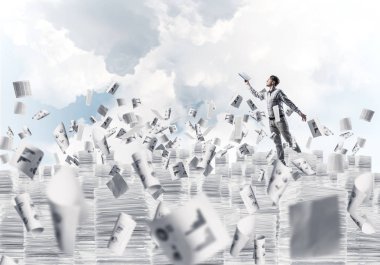 Kağıt belgeleri ile Clear gökyüzü arka plan üzerinde uçan arasında duran el kitabı ile uydurarak giyim adam. Karışık teknik.