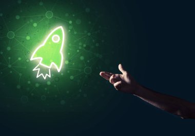 İnsan avuç içi teknoloji konsepti olarak Roket Web simgesini sunar