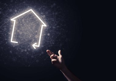 parlayan ev simgesini dokunmadan adam 