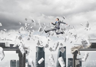 Cityscape arka planda, 3d render ile zorlukların üstesinden sembolü olarak beton köprü kağıt belgeleri uçan ile gap üstünden atlayarak işadamı