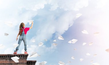 Mutlu sevimli kız bina 