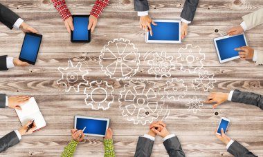 Bir grup insan elinde aygıtlarla