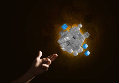 küp şekil tutan el 