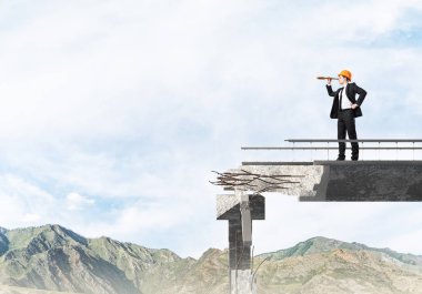 Genç takım elbise ve kask mühendisi