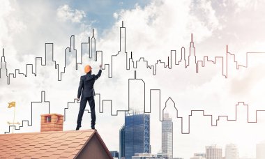 Mühendis adam evin çatısında ayakta 