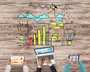 Bir grup insan elinde aygıtlarla