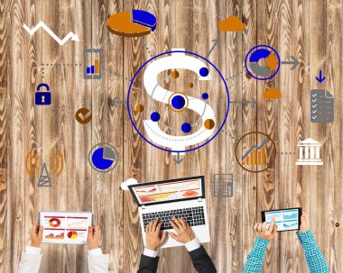 Bir grup ellerinde aygıtlarla üç insan