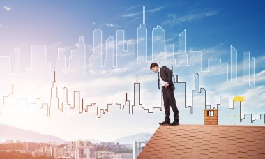 evin çatı kenarında duran işadamı 