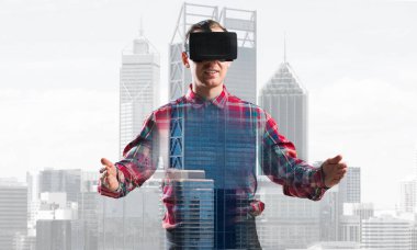 Sanal gerçeklik kulaklık ile genç adam 