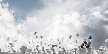 İş adamı uzak belgeler kağıtları Clear sky ile arka plan üzerinde uçan arasında yığını üzerinde otururken arıyorum. Karışık teknik.