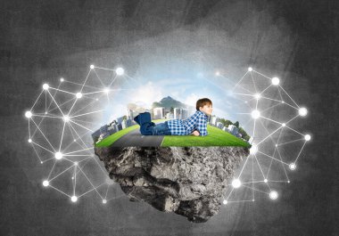 yüzen ada ve mutlu çocuk