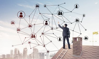 adam çatıda sırt ile ayakta 