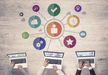 Bir grup ellerinde aygıtlarla üç insan