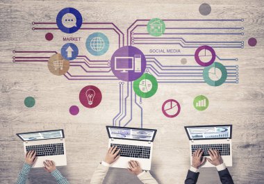 Bir grup ellerinde aygıtlarla üç insan