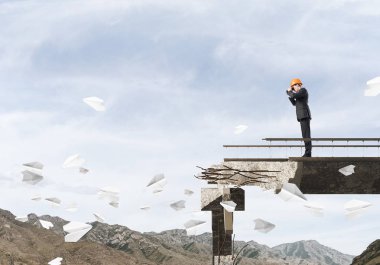 Genç takım elbise ve kask mühendisi