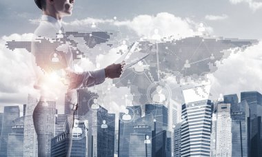 Zarif bir iş adamının elinde kağıtlarla iki kez görüntüsü.