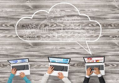 Bir grup insan elinde aygıtlarla