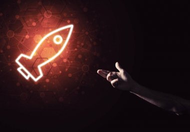 İnsan avuç içi teknoloji konsepti olarak Roket Web simgesini sunar