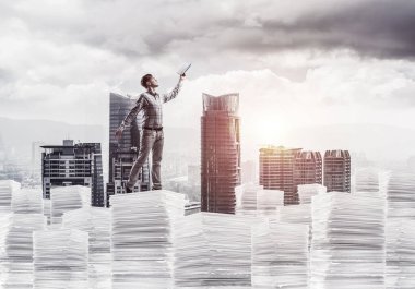 Rahat kıyafet ise cityscape belgelerle yığını üzerinde duran ve arka plan üzerinde güneş ışığı el kitabı ile uydurarak erkekte yan görünüm. Karışık teknik.