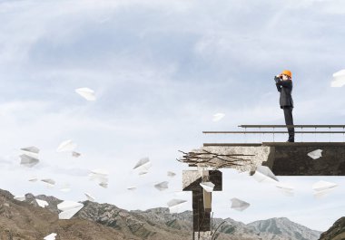 Genç takım elbise ve kask mühendisi