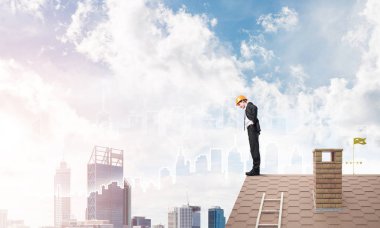 Çatının kenarında duran işadamı 