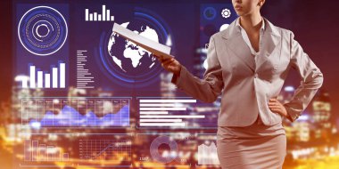 Bilgi kaynaklı dijital arkaplan ve kağıt veya sözleşme uzatan kadın