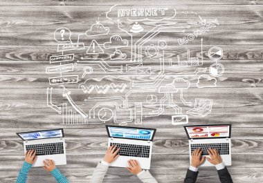 Bir grup ellerinde aygıtlarla üç insan