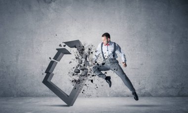 Kararlı iş adamı beton tekmeyle zıplıyor ve kırıyor.