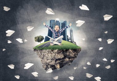 yüzen ada ve mutlu çocuk