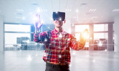 Sanal gerçeklik kulaklık ile genç adam 