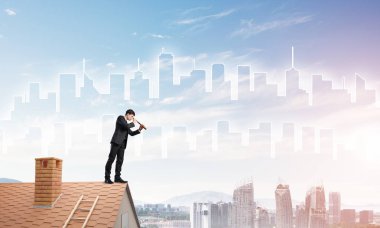 adam çatıda spyglass içinde arıyorum