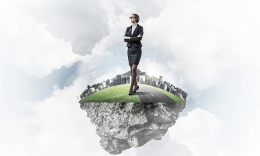 Yeşil yüzen ada üzerinde duran işkadını