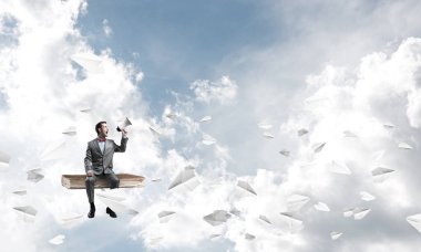 kitap üzerinde oturan ve megafon içinde çığlık işadamı 