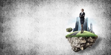 Yeşil yüzen ada üzerinde duran işkadını