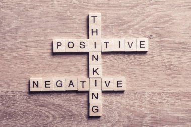 Oyun yapma unsurları ile ahşap masa üzerinde kavramsal anahtar kelimeler