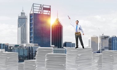 Süre cityscape belgelerle kağıt yığını üzerinde duran ve arka plan üzerinde güneş ışığı el kitabı ile uydurarak iş adamı. Karışık teknik.