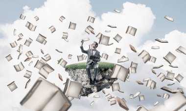 Yüzen ada üzerinde oturan komik adam 