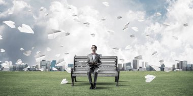 komik adam kırmızı gözlük